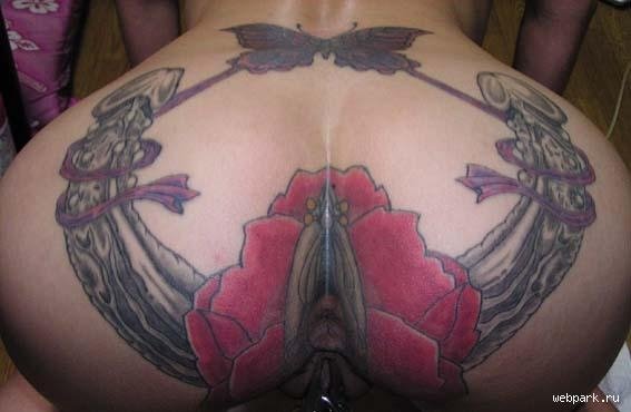 girl tattoos ass flower